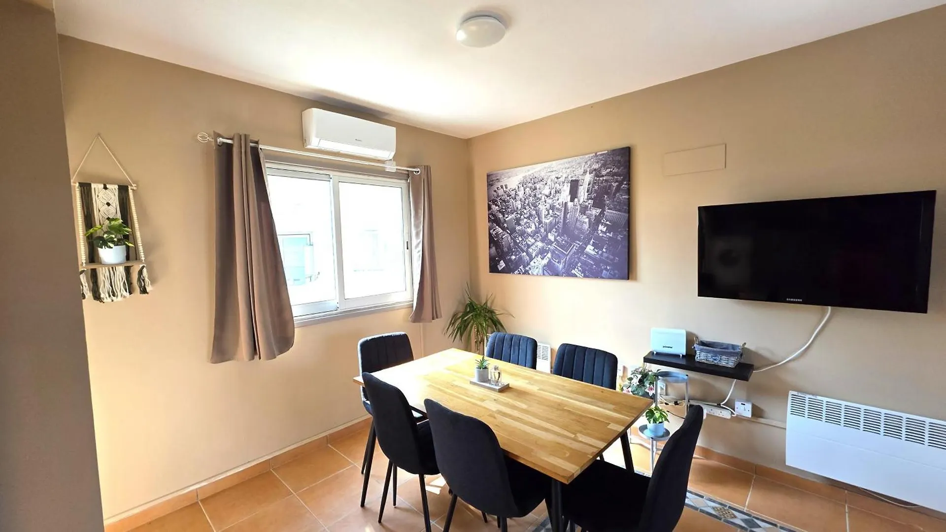 Charming 2Br Classic Flat With Fast Wi-Fi Larnaca 0*,