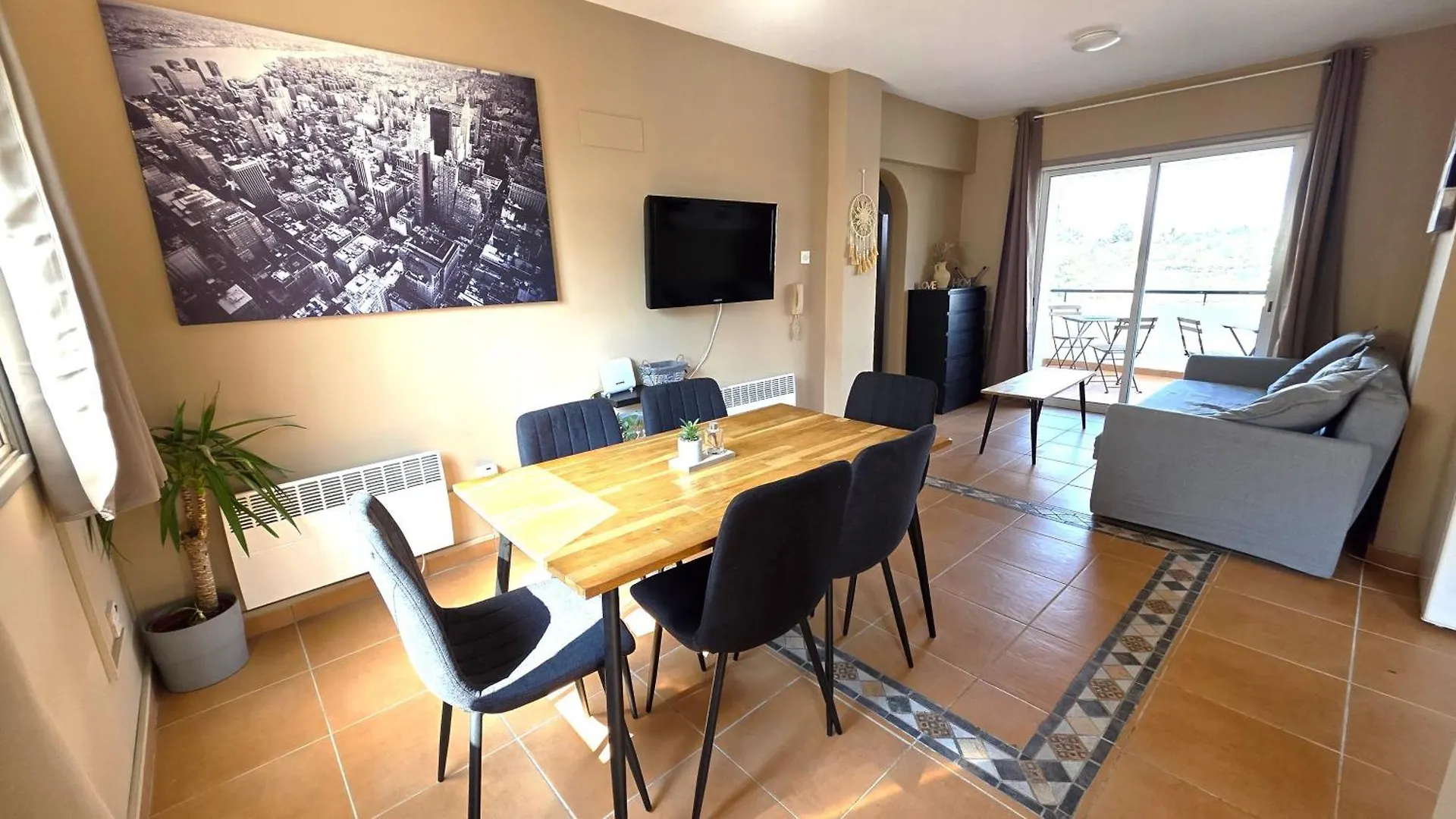 Charming 2Br Classic Flat With Fast Wi-Fi Larnaca